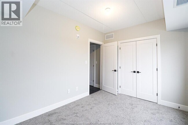 Photo du bâtiment - 2600 Sandwich W Pkwy