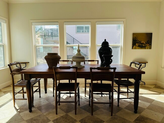 Comedor amplio y bien iluminado. - 2506 Rosedale St