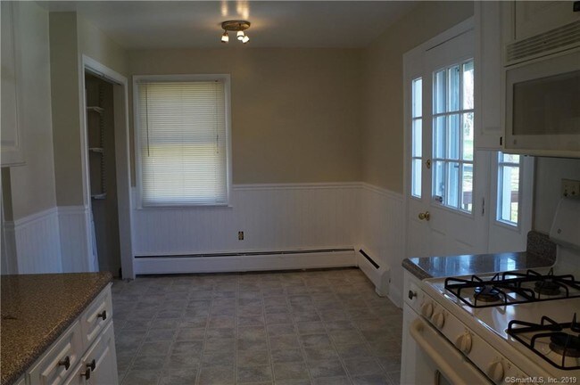 Foto del edificio - 240 Sunnyridge Ave