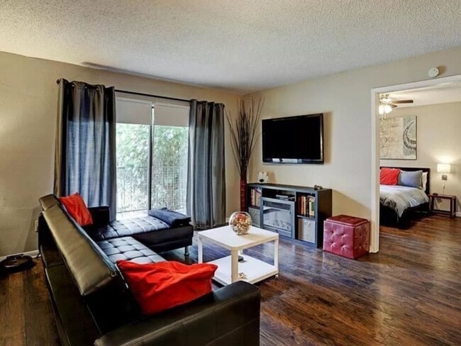 Building Photo - 1 Bedroom Condo in Houston by
