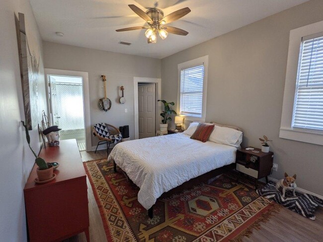 Large bedroom - 3012 Park St