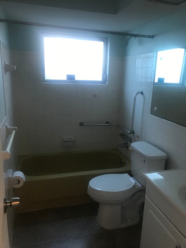 Building Photo - 3335 Salisbury Dr