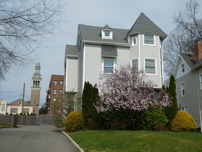 Building Photo - 28 Forest St