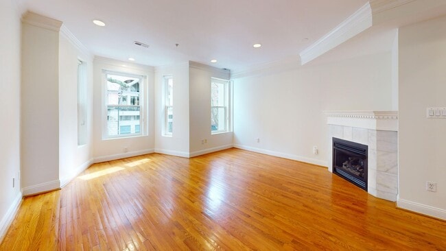 Building Photo - AMAZING Location 2 Bedroom/2 Bathroom W/Of...