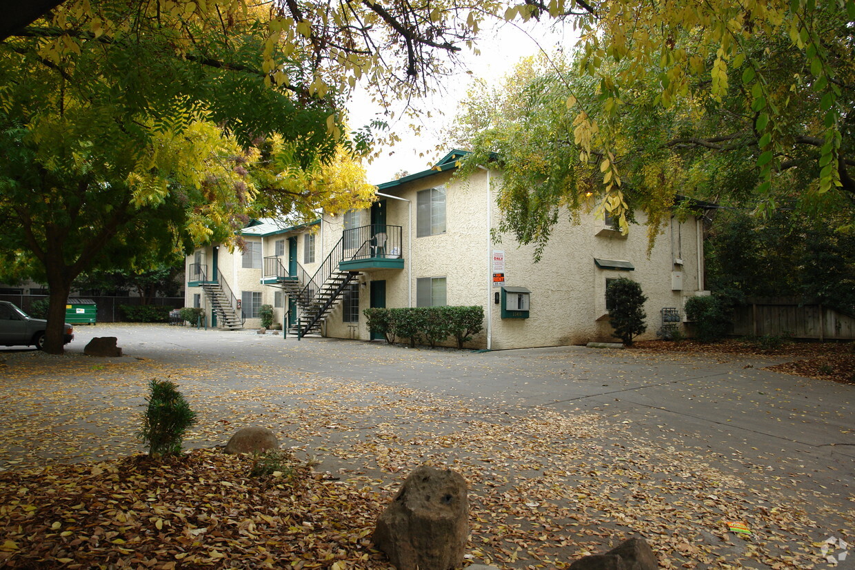Primary Photo - 1140 N Cedar St