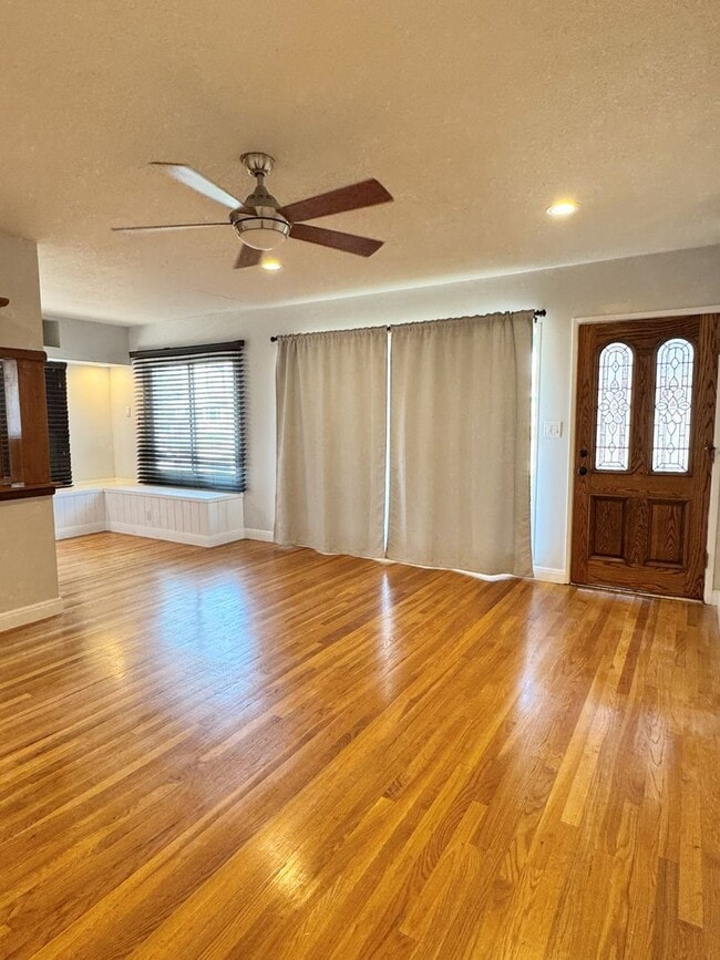 Building Photo - Charming 2-Bedroom Home with Fireplace, Backyard & Garage in Lakewood