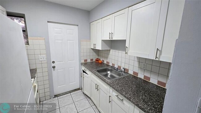 Foto del edificio - 1874 NE 161st St