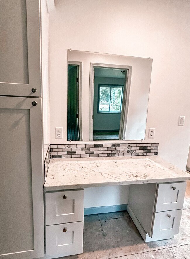 Building Photo - **SPRING SPECIAL- $400 off first months rent** 3 Bedroom Duplex in Veneta