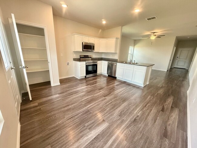 Building Photo - 110 S Rainbow Dr