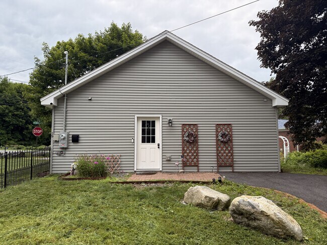 Building Photo - 19 Clearwater Ave
