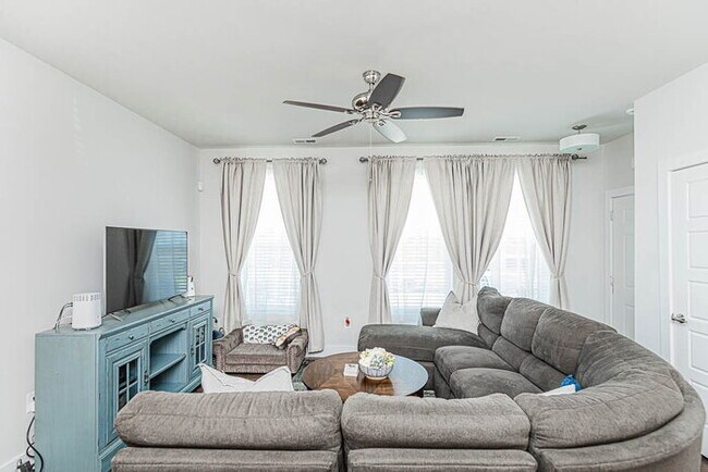 Foto del edificio - New 2 Bedroom Condo with Loft in Short Pump – $2,300/mo