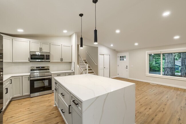 Foto del edificio - Bright & Charming 4bed/2.5bath in Desirable Edmonds Neighborhood!
