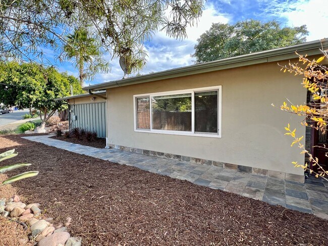 Building Photo - Very Spacious, Upgraded 3 Bedroom 2 Bath H...