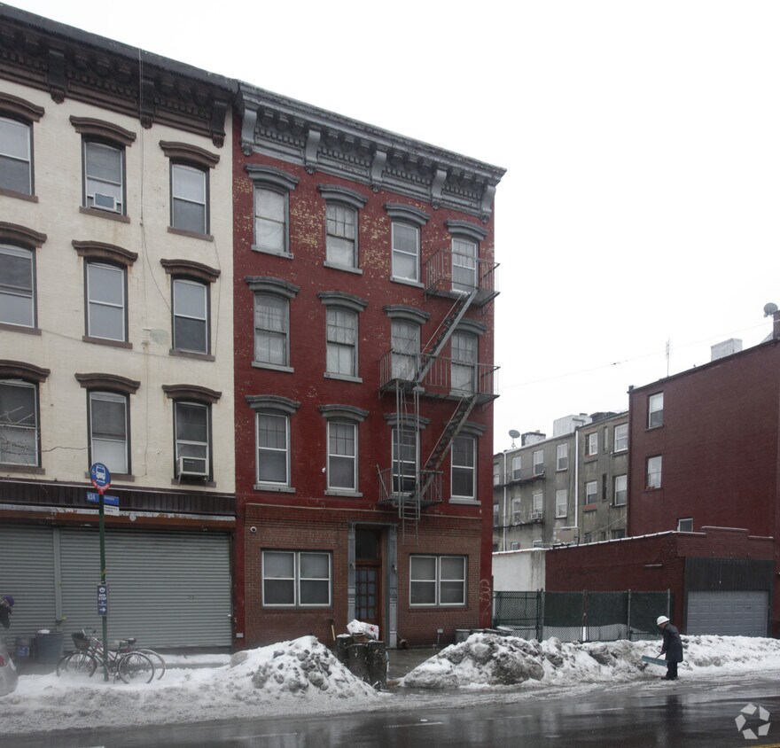 Foto del edificio - 96 Greenpoint Ave