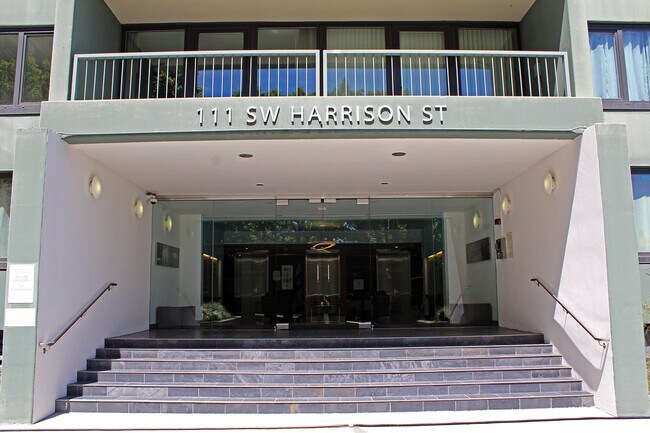 Foto del edificio - Spacious Downtown Condo with Balcony, Views, and Designated Parking