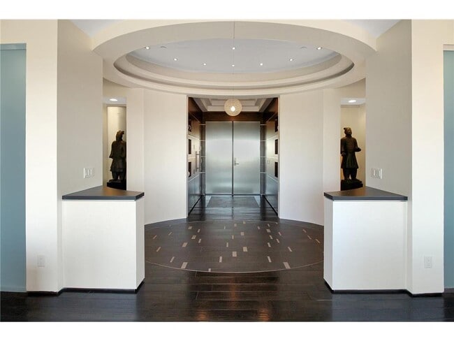 Building Photo - 555 Oak Ridge Pl