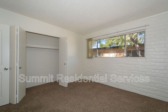 Building Photo - 4557 E Bellevue St