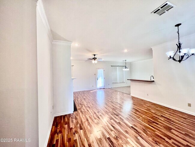 Foto del edificio - 204 Chevalier Blvd