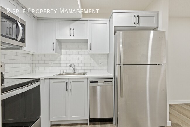 Photo du bâtiment - WONDERFUL 1 BED/ 1 BATH LOWER UNIT ONLY!