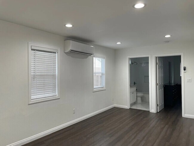 Building Photo - 11091 Violet Dr