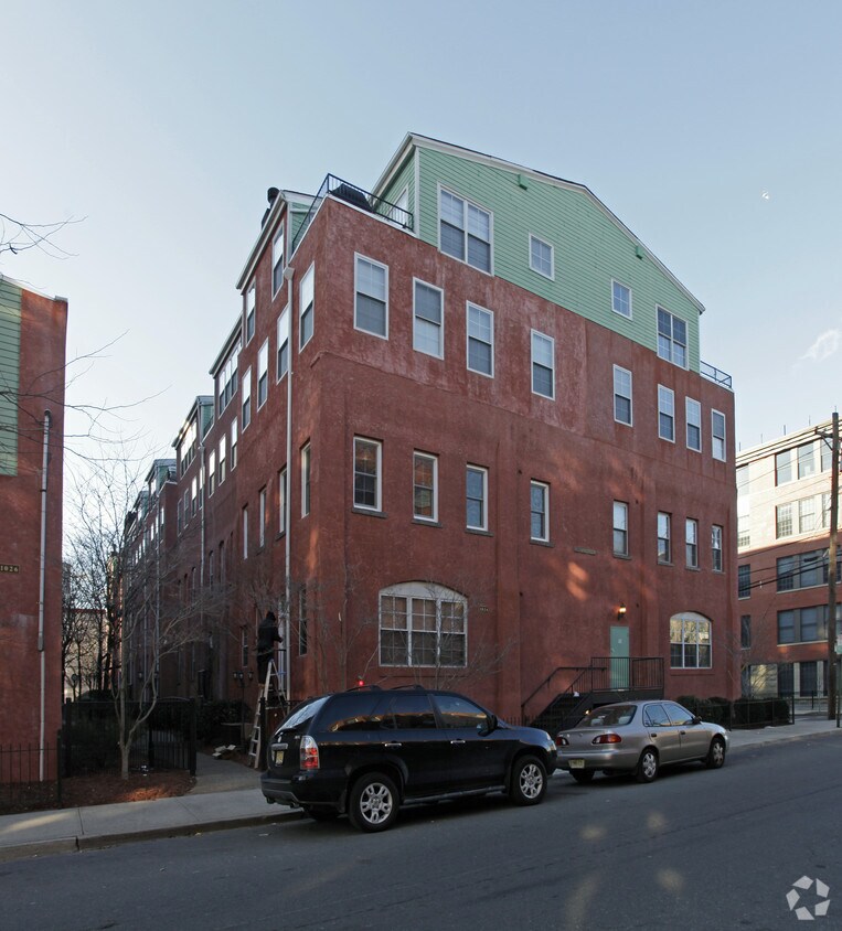 Building Photo - 1026 Clinton St