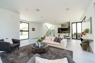 Building Photo - 370 N San Vicente Blvd
