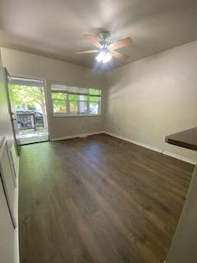 Building Photo - $2,395 / 3BD Townhome!