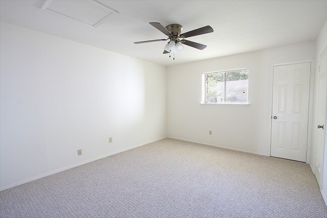 Foto del edificio - 1209 Hollow Creek Dr