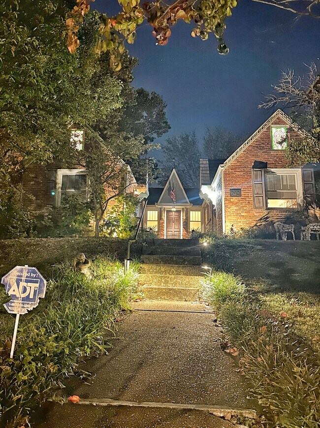 El Valentino es majestuoso por la noche, dándote la bienvenida a casa con sus vidrieras iluminadas y su encanto. - 942 Russell St