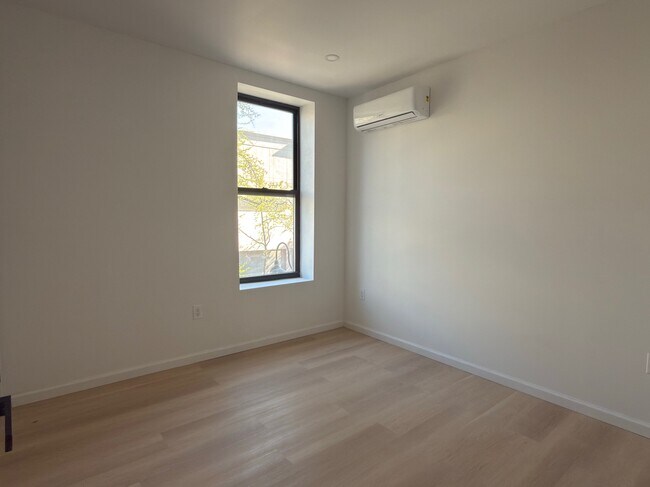 Foto del edificio - 5722 Myrtle Ave