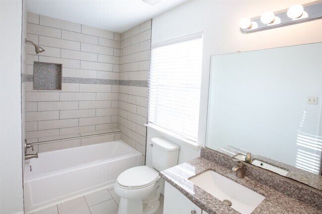 Foto del edificio - 2627 The Highlands Dr