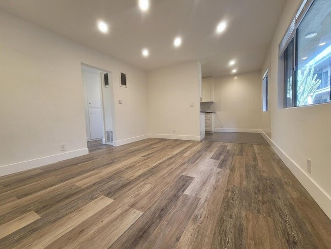 Building Photo - 1841 S. Manhattan Pl