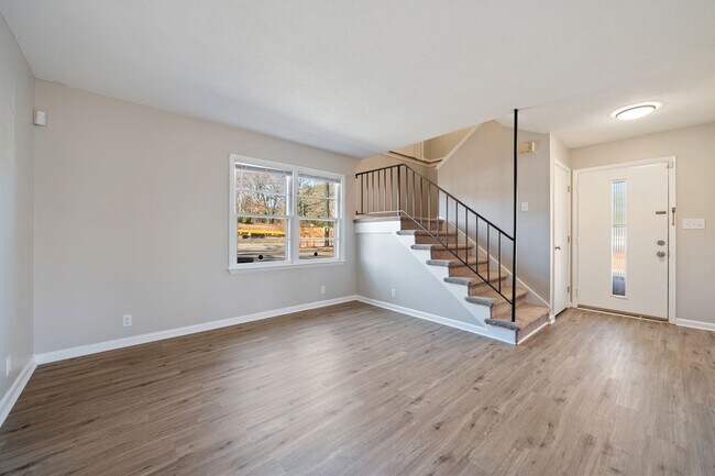 Foto del edificio - Charming 2-Bedroom End Unit townhome Avail...