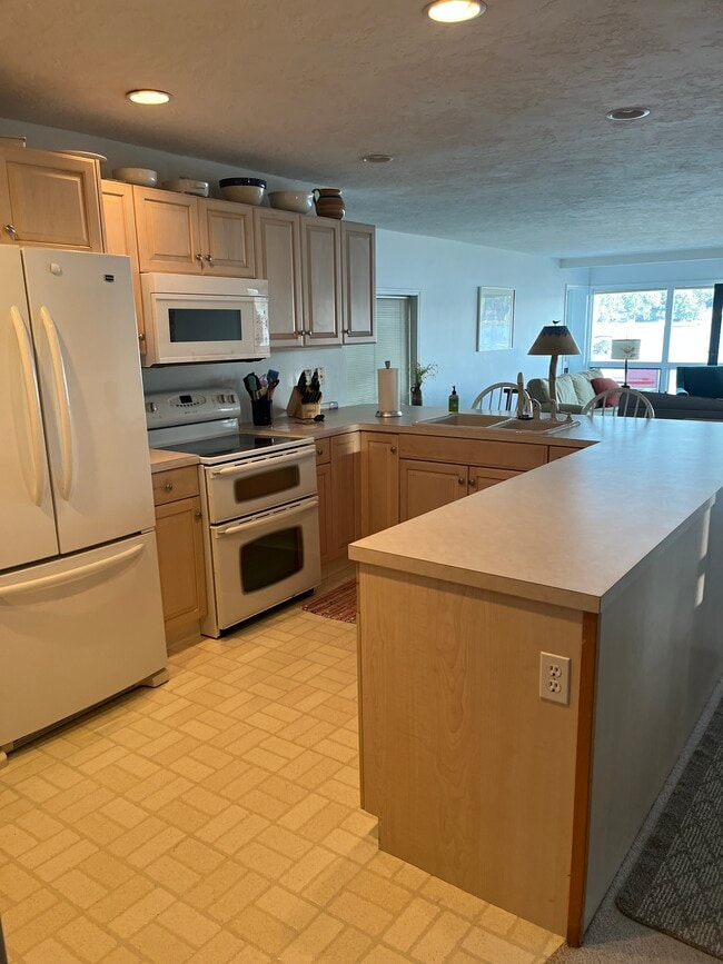 Kitchen - 571 W End Dr