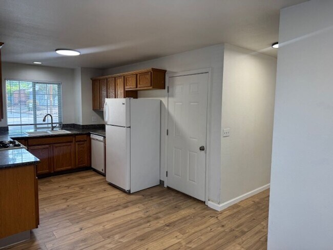 Foto del edificio - COMING SOON - 3 BEDROOM TOWNHOME W/ GARAGE- FRESH PAINT AND NEW FLOORING
