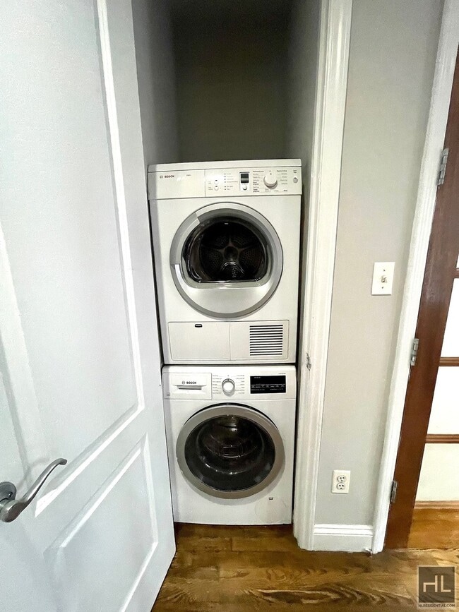 Building Photo - SPACIOUS GRAMERCY PARK 3 BEDROOM - WON'T L...