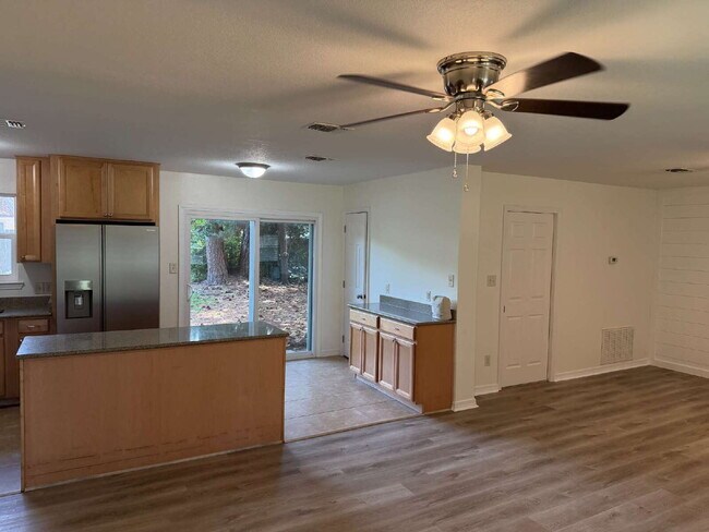 Building Photo - "Charming 3-Bedroom Gem with Granite Touches in Fort Walton Beach"