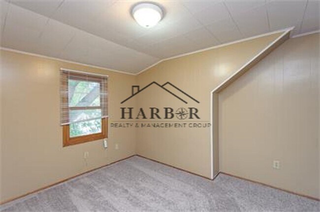 Building Photo - Spacious Single Family Home Available 11/5...