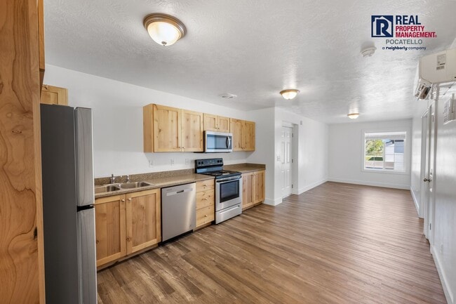 Building Photo - 251 W Linden Ave