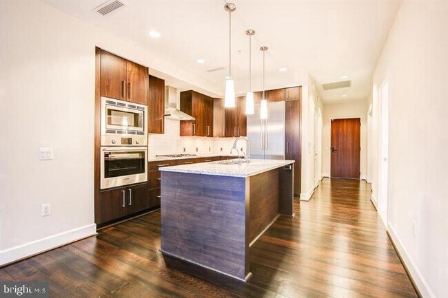 Foto del edificio - 7171 Woodmont Ave