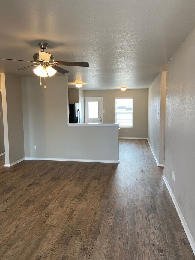 Foto del edificio - *Preleasing* NEW Three Bedroom | Two Bathr...