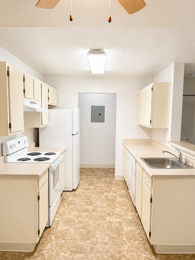 2 Bed 2 Bath - Kitchen - 1060 SF - Tamarus Park II
