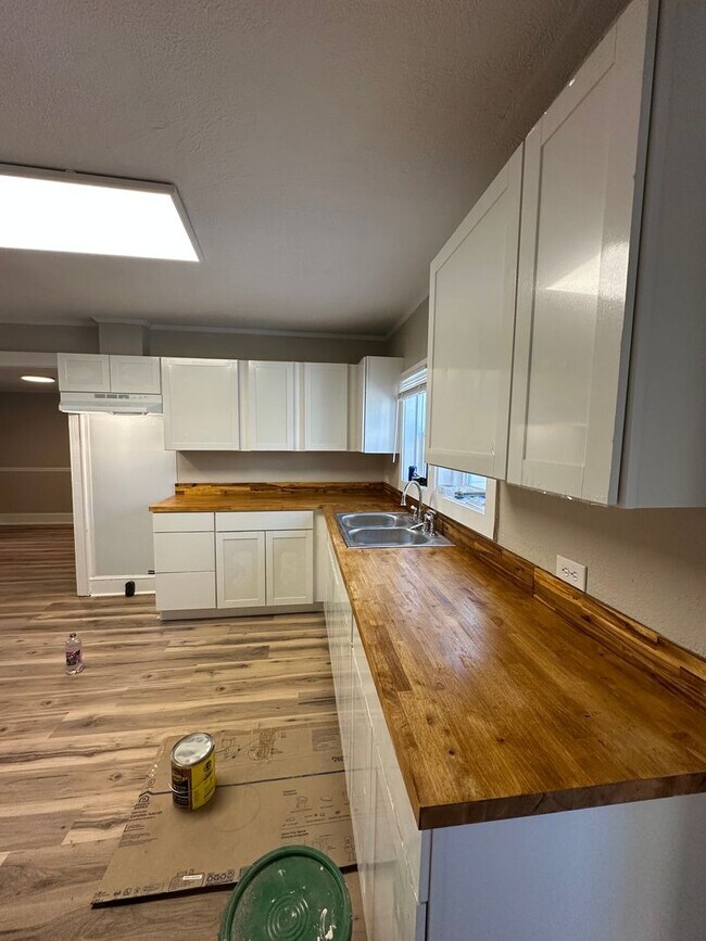 Foto del edificio - 3 Bed/2 Bath Home- Under Renovations