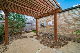 Building Photo - 2130 Round Lake Dr