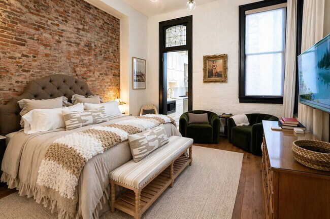 Foto del edificio - 124 W 9th St