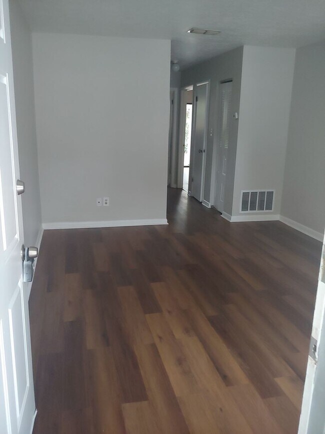 Building Photo - 2-bedroom/1-bath quad-plex home is in an a...