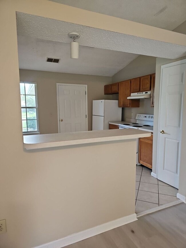 Building Photo - Charming 3 bedroom, 2 Bathroom