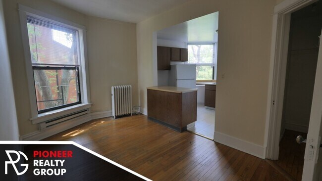 Building Photo - 428 W Belden Ave