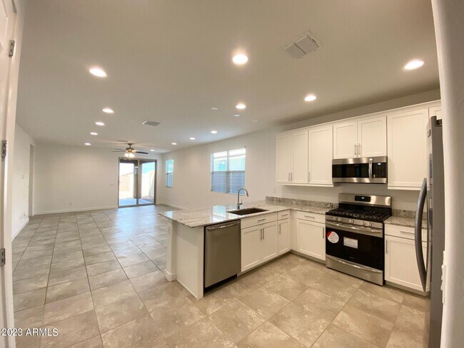 Building Photo - 2624 W Huntington Dr