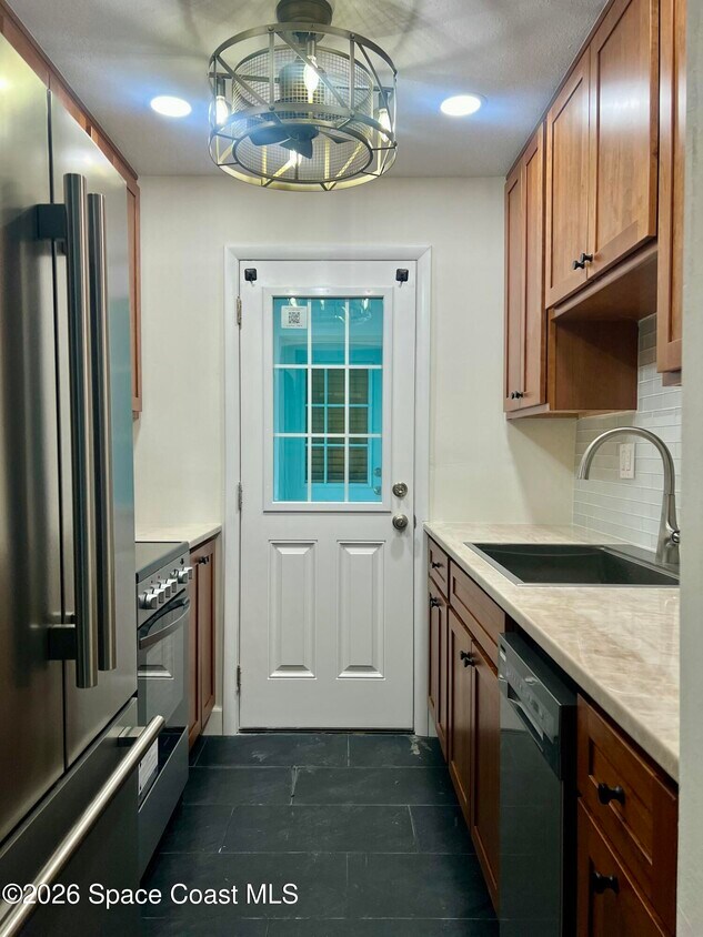 Foto del edificio - 351 Taylor Ave